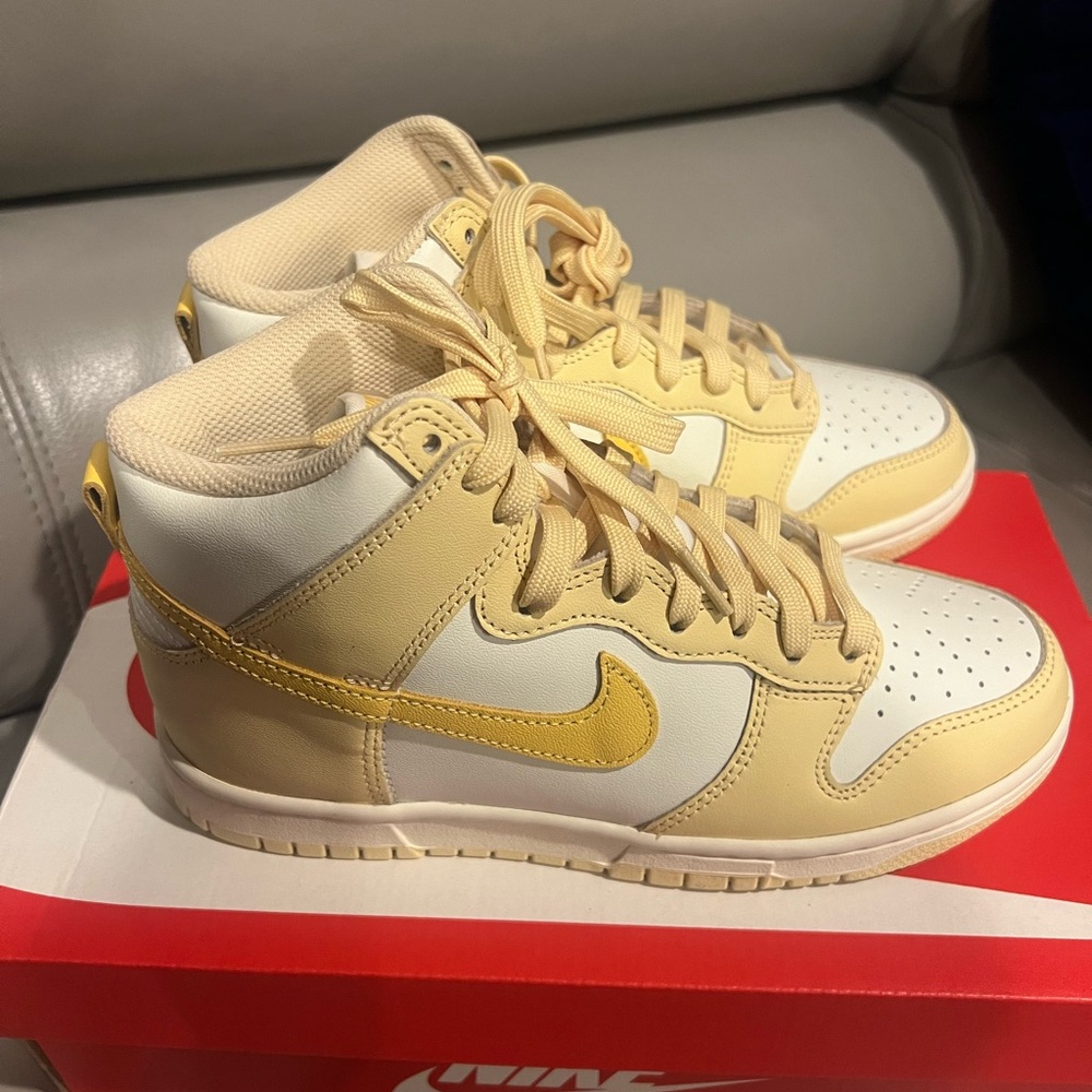 Pale vanilla dunk high - brand new